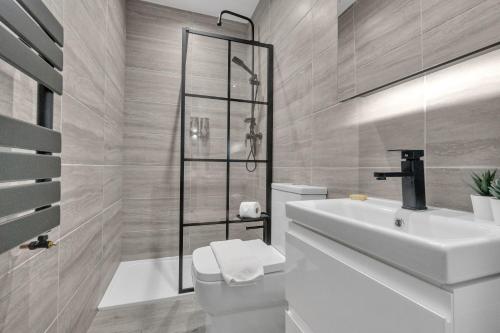 Ένα μπάνιο στο Comfortable & Deluxe 2 Bedroom Flat in Hendon