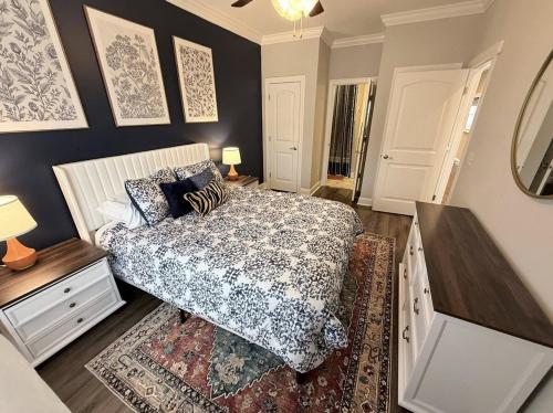 een slaapkamer met een bed en een tapijt bij War Eagle Landing a 4BR and 3BA Family-Friendly Auburn Retreat in Auburn