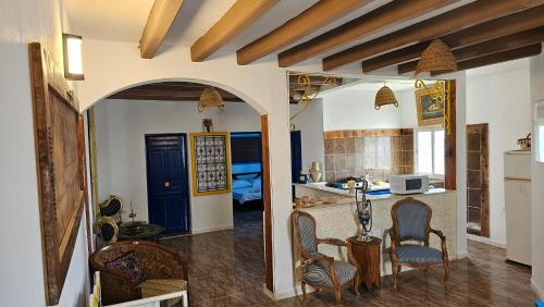 kuchnia ze stołem i krzesłami w pokoju w obiekcie Dar Elyssa - Free Breakfast - Résidence Oasis Tozeur w mieście Tauzar