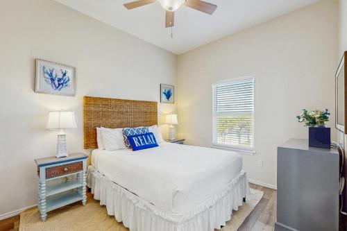 ロックポートにあるSunrise Retreatのベッドと天井扇風機のある寝室