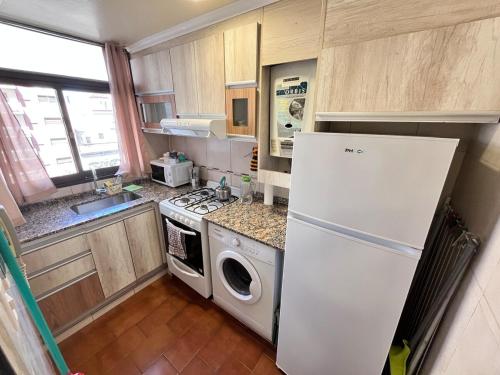 eine Küche mit einem Kühlschrank und einer Waschmaschine in der Unterkunft Departamento 1 dormitorio a metros de Patio Olmos in Cordoba