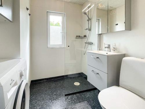 Ένα μπάνιο στο Archipelago Villa with Pool & Patio