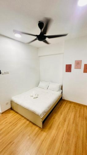ein Schlafzimmer mit einem Bett mit Deckenventilator in der Unterkunft Minimalist stay Midas Seri Alam High floor in Masai