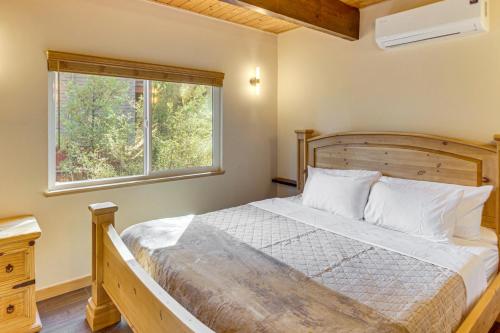 een slaapkamer met een groot bed en een raam bij Walk to Village! Romantic Pine Mtn Nature Escape in Pine Mountain Club