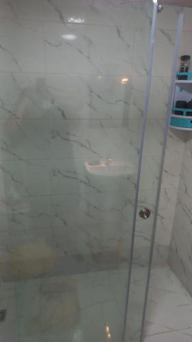 Ένα μπάνιο στο Appartement ville des roses