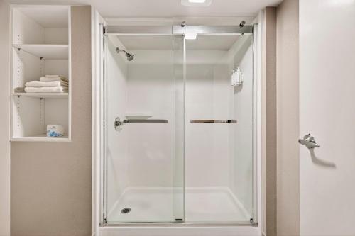 ネバダシティにあるNorthern Queen Innの浴室のガラス扉付きシャワー