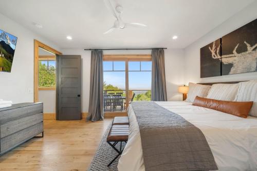 Postel nebo postele na pokoji v ubytování Wine Down at Eagles Nest