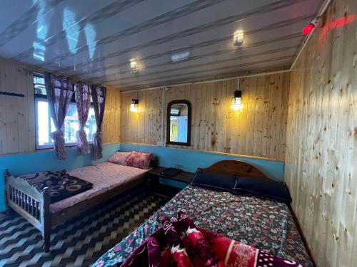 Postel nebo postele na pokoji v ubytování Rishi Homestay