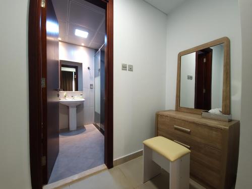 Ένα μπάνιο στο Harf-RAW502 Large 2BHK Near ADNEC