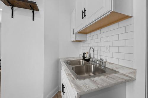 Η κουζίνα ή μικρή κουζίνα στο Downtown Detroit 3BR • Free Parking • Wi-Fi