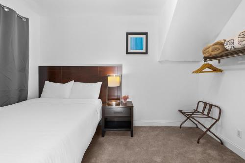 Ένα ή περισσότερα κρεβάτια σε δωμάτιο στο Downtown Detroit 3BR • Free Parking • Wi-Fi