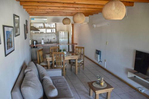 a living room with a couch and a table at Edificio Mitre in Maipú