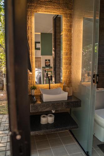 a bathroom with a sink and a mirror at Rancho Flamboyant Lazer in Lajeado