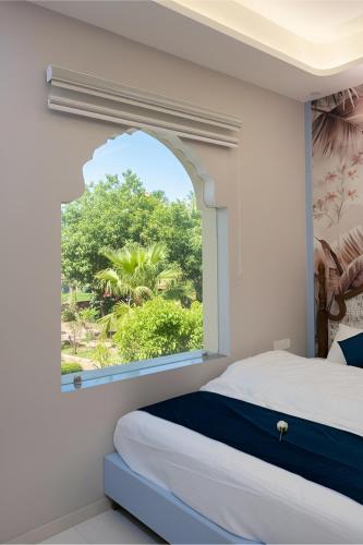 a bedroom with a window and a bed at Knight Oasis in Khātu