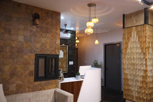 KhātuにあるKnight Oasisの石壁のロビー