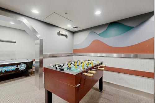 een speelkamer met een voetbalbal op een tafel bij Powderhorn Lodge 102: Sego Lily Suite in Solitude