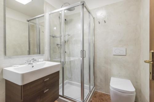 uma casa de banho com um chuveiro, um lavatório e um WC. em Ca' del Monastero 6 Collection Chic Apartment for 4 Guests with Lift em Veneza