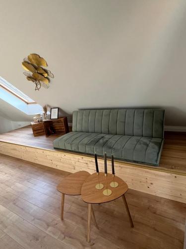 a living room with a green couch and two chairs at Gemütliche Ferienwohnung in Neustadt am Rübenberge in Neustadt am Rübenberge