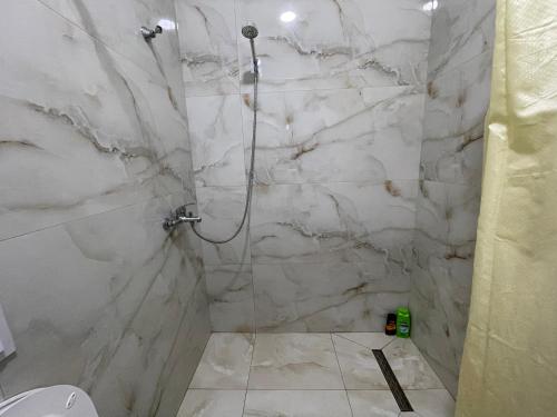 Ένα μπάνιο στο Tirana Rentals 1