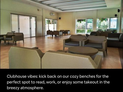 Uma área de estar em Norman Condominium Unit Rental