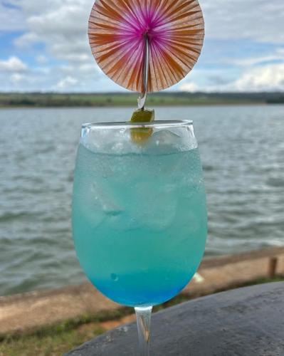a drink with a plastic shell in a glass at Pontal da lagoa in Planaltina