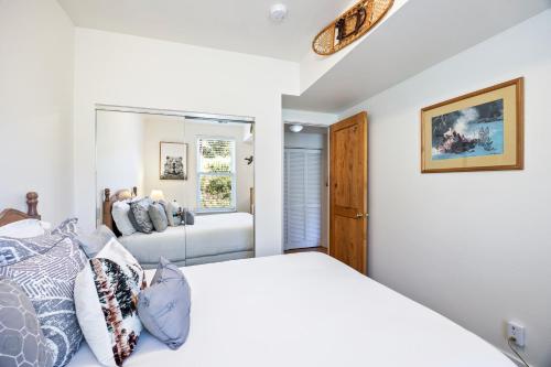 a bedroom with a bed and a window at Summit Sanctuary, Sleeps 4, Charming Interiors, 20 Minutes from the Mountain! in Gorgosa