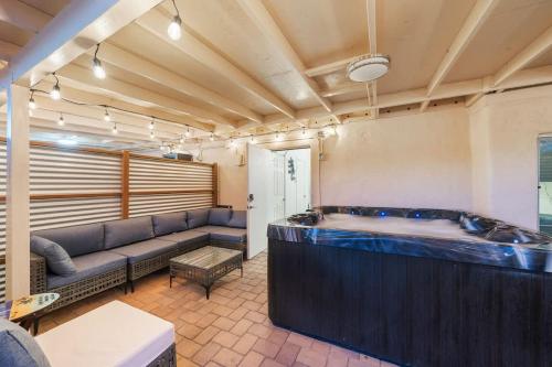 Posezení v ubytování 3BR 2BA Cozy Home with Jacuzzi Near Downtown