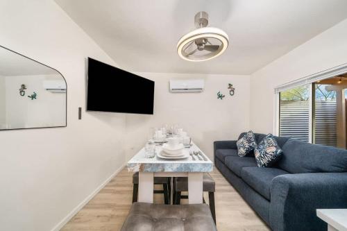 土桑3BR 2BA Cozy Home with Jacuzzi Near Downtown的客厅里有一张沙发和一张桌子。