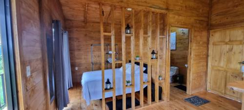 a bedroom with a bed in a wooden wall at Dulces Momentos PZ 
