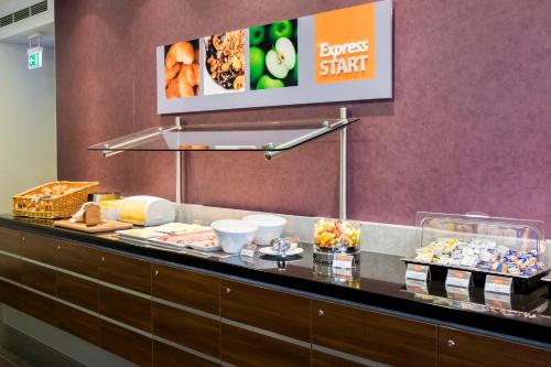 una linea a buffet in un ristorante con cibo di Holiday Inn Express Gütersloh by IHG a Gütersloh