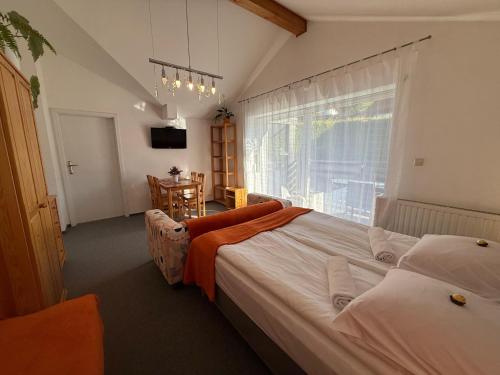 een slaapkamer met twee bedden, een tafel en een raam bij Apartamenty Czyrna przy Gondoli in Szczyrk