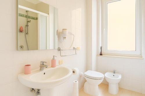 Bagno di Colosseum Window Rome - Central Historical Apartment