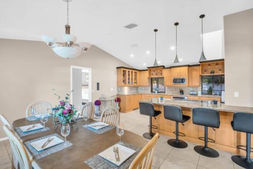 Kuchyň nebo kuchyňský kout v ubytování Balay Clearwater - 15 min Beach Heated Pool Fun