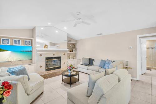 Posezení v ubytování Balay Clearwater - 15 min Beach Heated Pool Fun