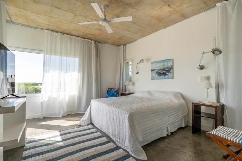 Postel nebo postele na pokoji v ubytování Oceanfront Mansion