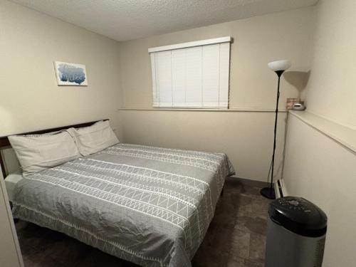 Postel nebo postele na pokoji v ubytování Renovated Studio with Modern and Farmhouse Decor 8