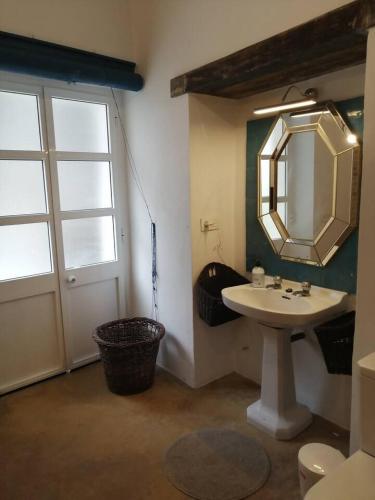 a bathroom with a sink and a mirror at el rinconcito in Sanlúcar de Barrameda