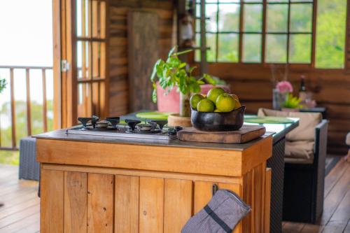 eine Küche mit einem Herd und einer Obstschale darauf in der Unterkunft Villa Amelia in Vista Nieve