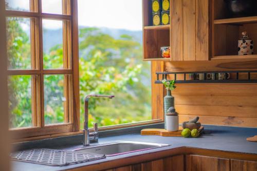 eine Küchentheke mit Spüle und Fenster in der Unterkunft Villa Amelia in Vista Nieve