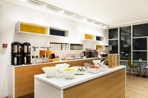 Η κουζίνα ή μικρή κουζίνα στο Storm Hotel by Keahotels