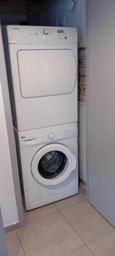 una lavadora y secadora en una habitación pequeña en Charmante maisonnette 1 chambre proche de Nîmes, en Caveirac