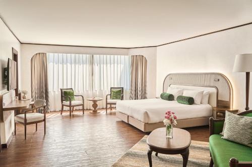 乌隆他尼Centara Udon的一间带床和客厅的酒店房间