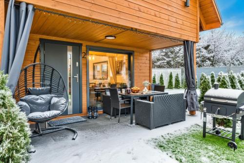 una casa con un patio con mesa y sillas en Dream Home 600m2 EV WiFi600 PlaySt Kominek Las10min, en Polanica-Zdrój