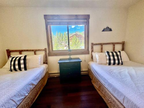 グランドレイクにあるThe Loose Moose Lodge #5 At Downtown Grand Lakeの窓のある部屋にベッドが2つある