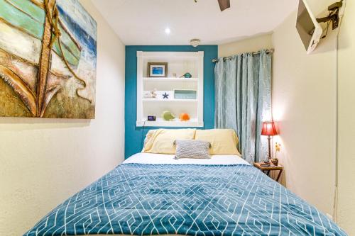 Ένα ή περισσότερα κρεβάτια σε δωμάτιο στο Steps to Shore Condo with Pool Access in Galveston!