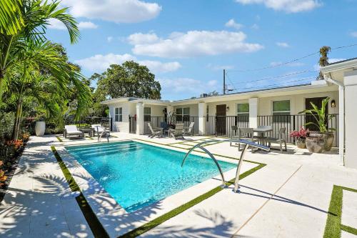 a swimming pool in the backyard of a house at Lovely 1 Bedroom - Walk to Waterfront in West Palm Beach