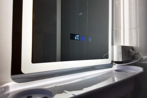 パトンビーチにあるCha Cha Guesthouseのバスルーム(大きな鏡付)