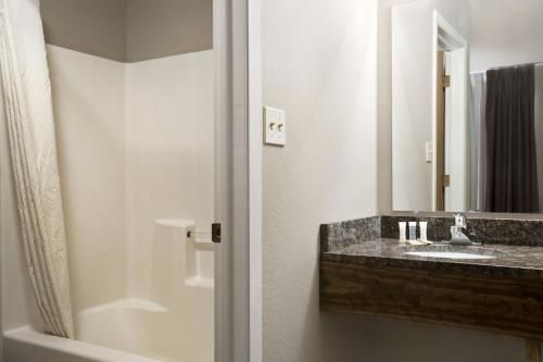 Ett badrum på Super 8 by Wyndham Pocatello