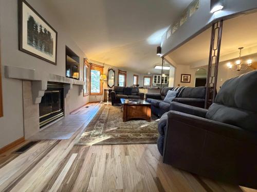 O zonă de relaxare la Vail Home with Private Creek & Backyard