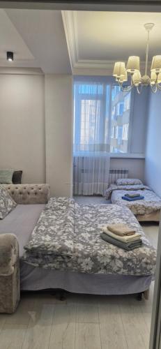 een slaapkamer met 2 bedden en een kroonluchter bij CercIbis in Chişinău